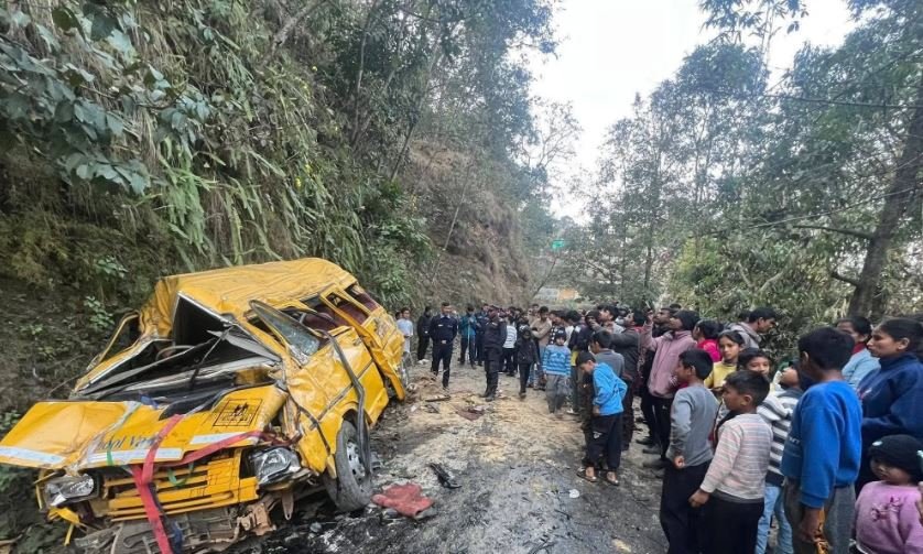 बागलुङमा स्कुल भ्यान दुर्घटना हुँदा २४ बालबालिका घाइते