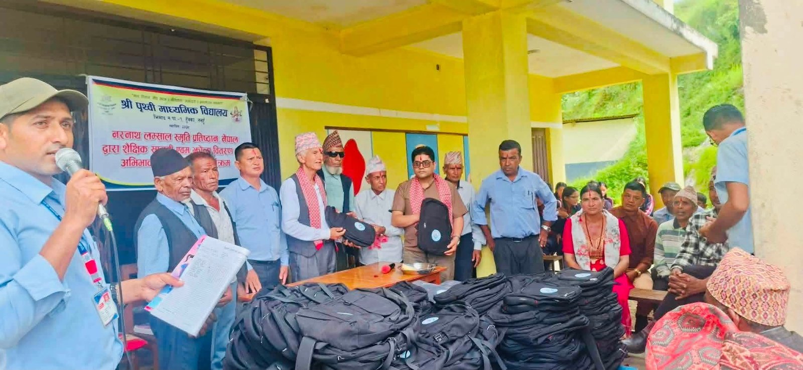 नरनाथ लम्साल स्मृति नेपाल प्रतिष्ठानद्वारा पृथ्वी माध्यमिक विद्यालयका विद्यार्थीलाई शैक्षिक सामग्री  वितरण